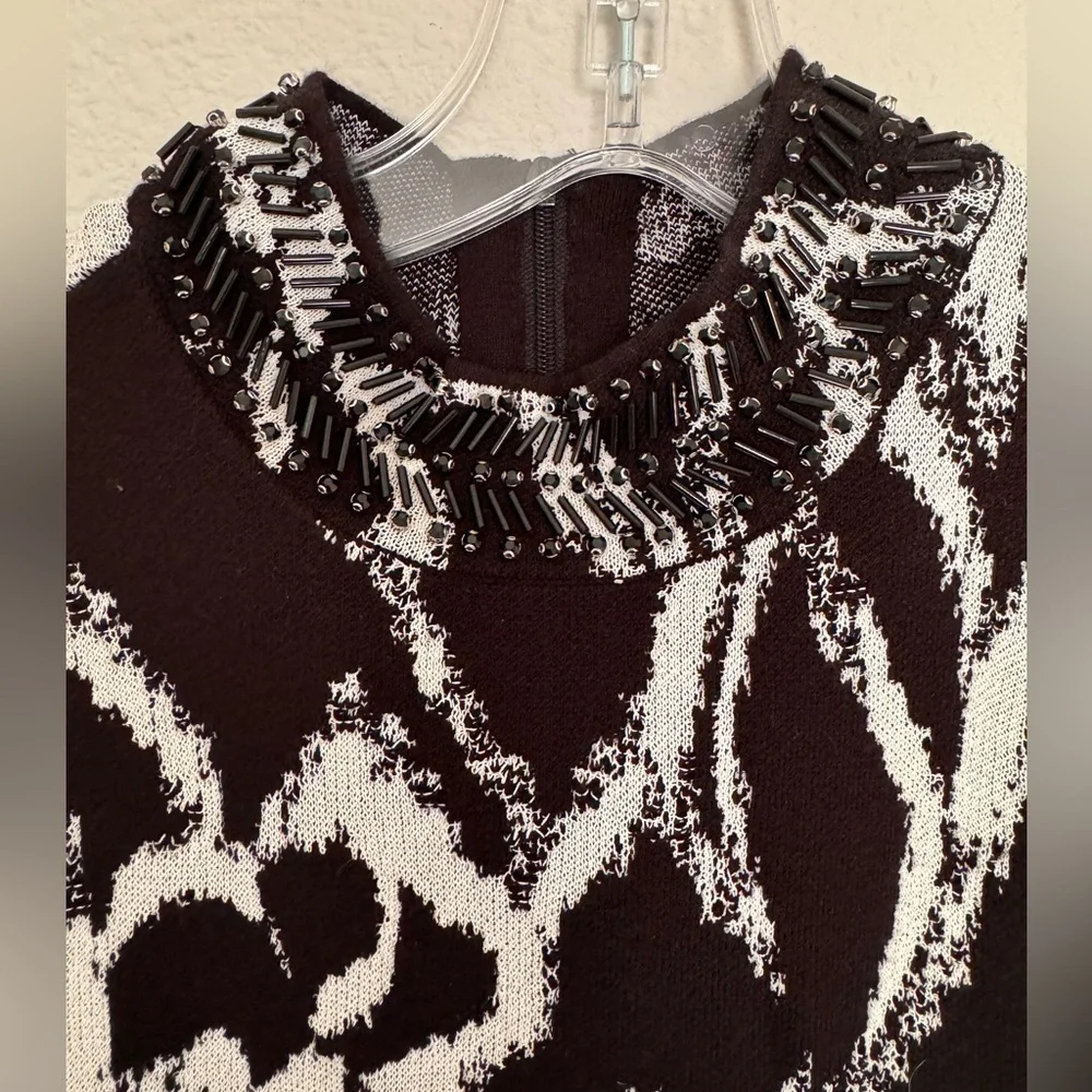 White House Black Market Black/White Knit Top Size Medium Sleeveless - Picture 2 of 8